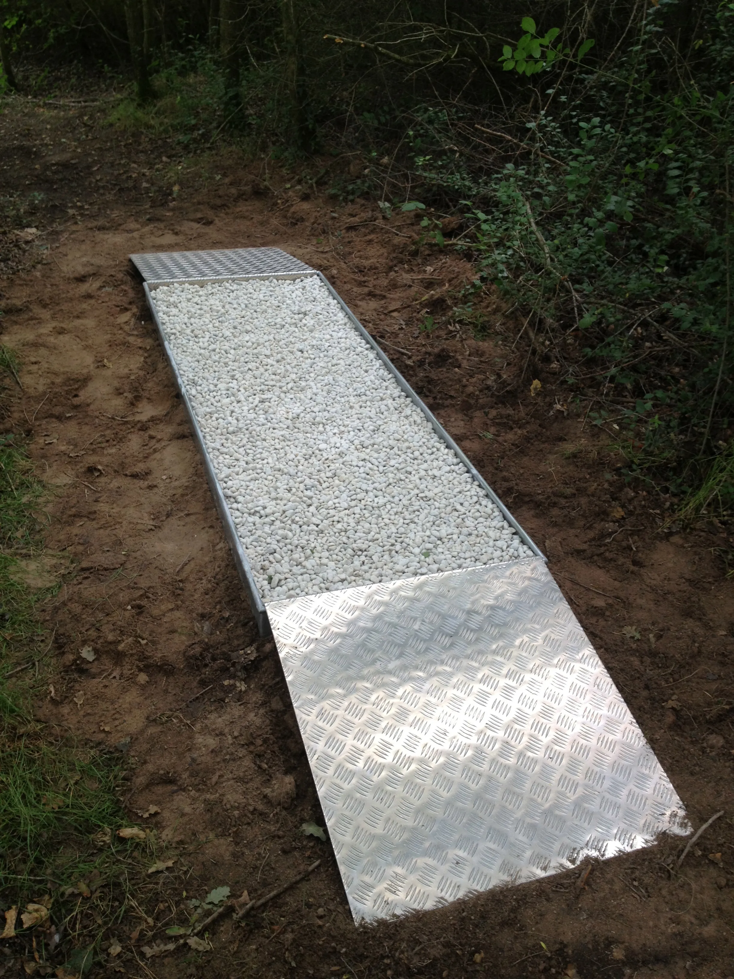 Grindbak op bospaadje (zonder wandelaar)