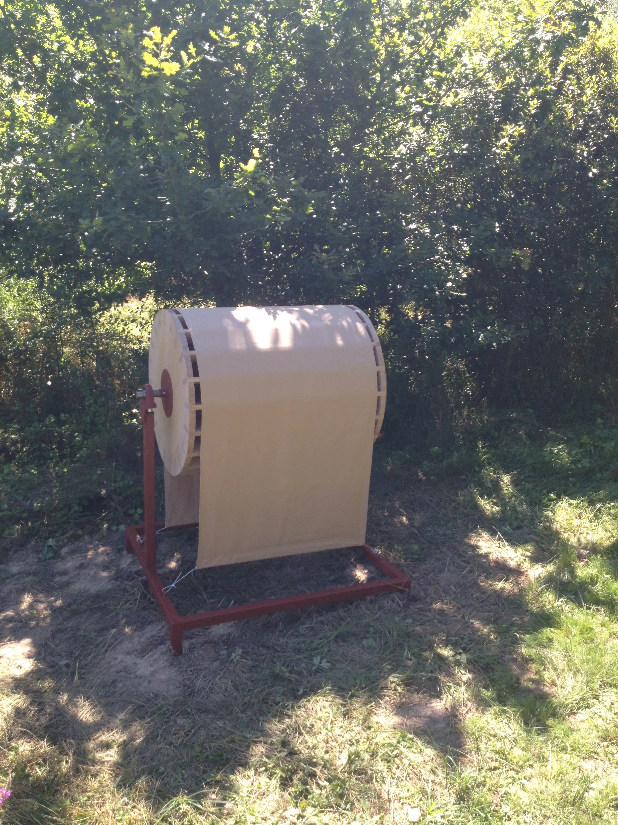 Windmachine bij meertje (close up)