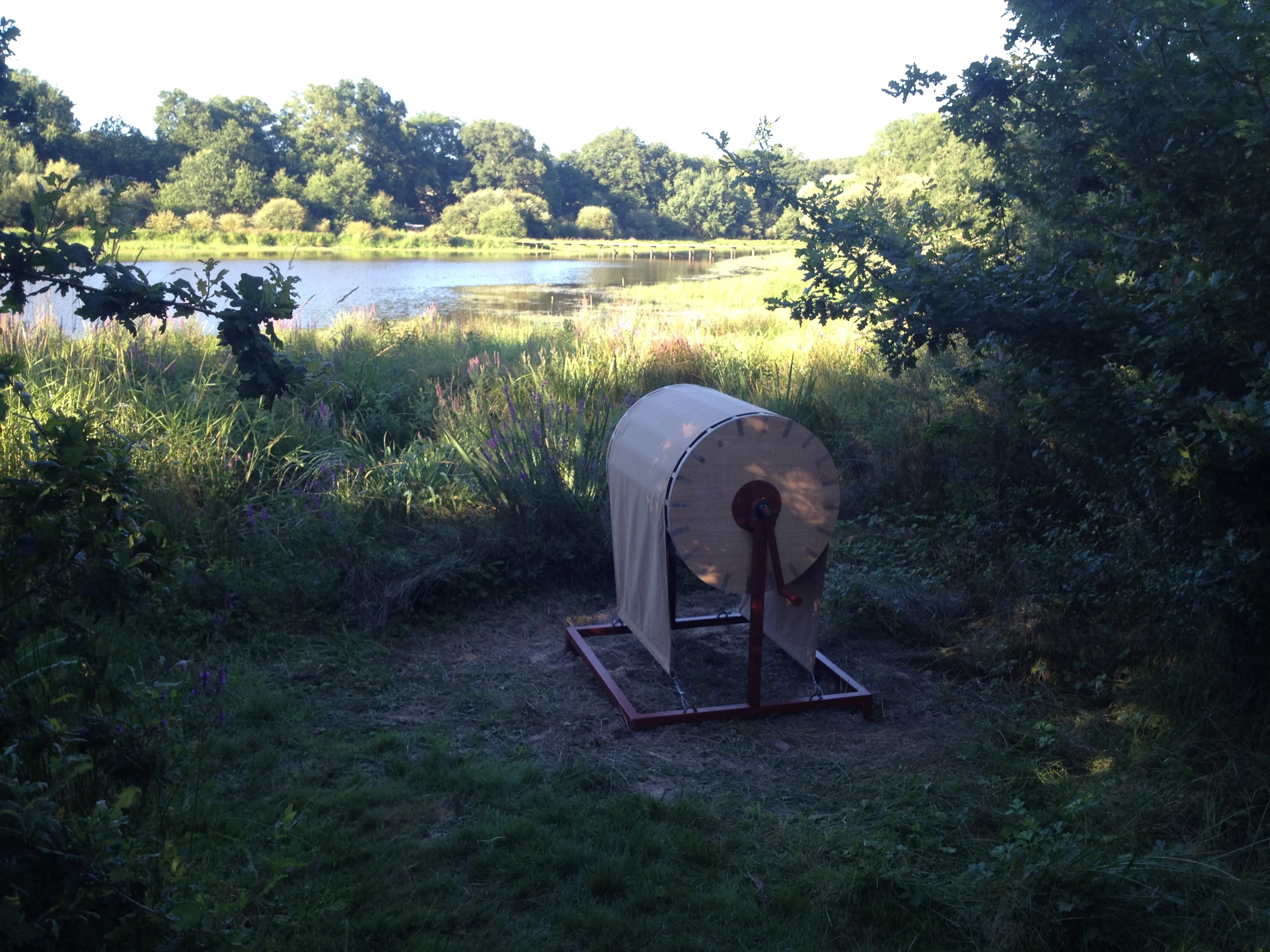 Windmachine bij meertje (met omgeving)