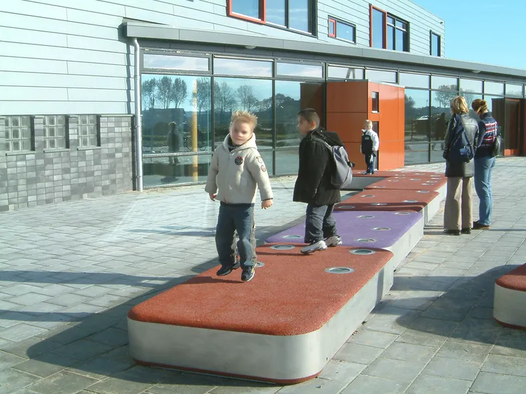 Catwalk, Twister, Sono, interactieve speelelementen samengesteld uit uitvergrootte dominostenen