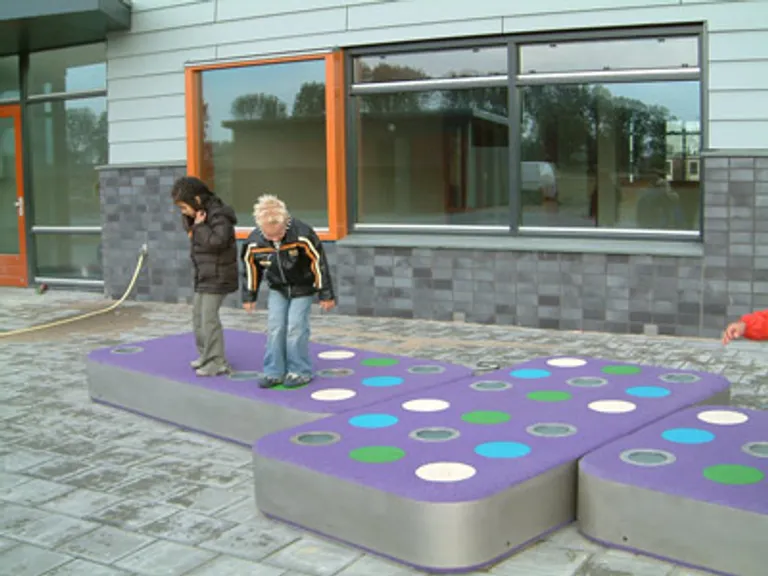 Catwalk, Twister, Sono, interactieve speelelementen samengesteld uit uitvergrootte dominostenen.