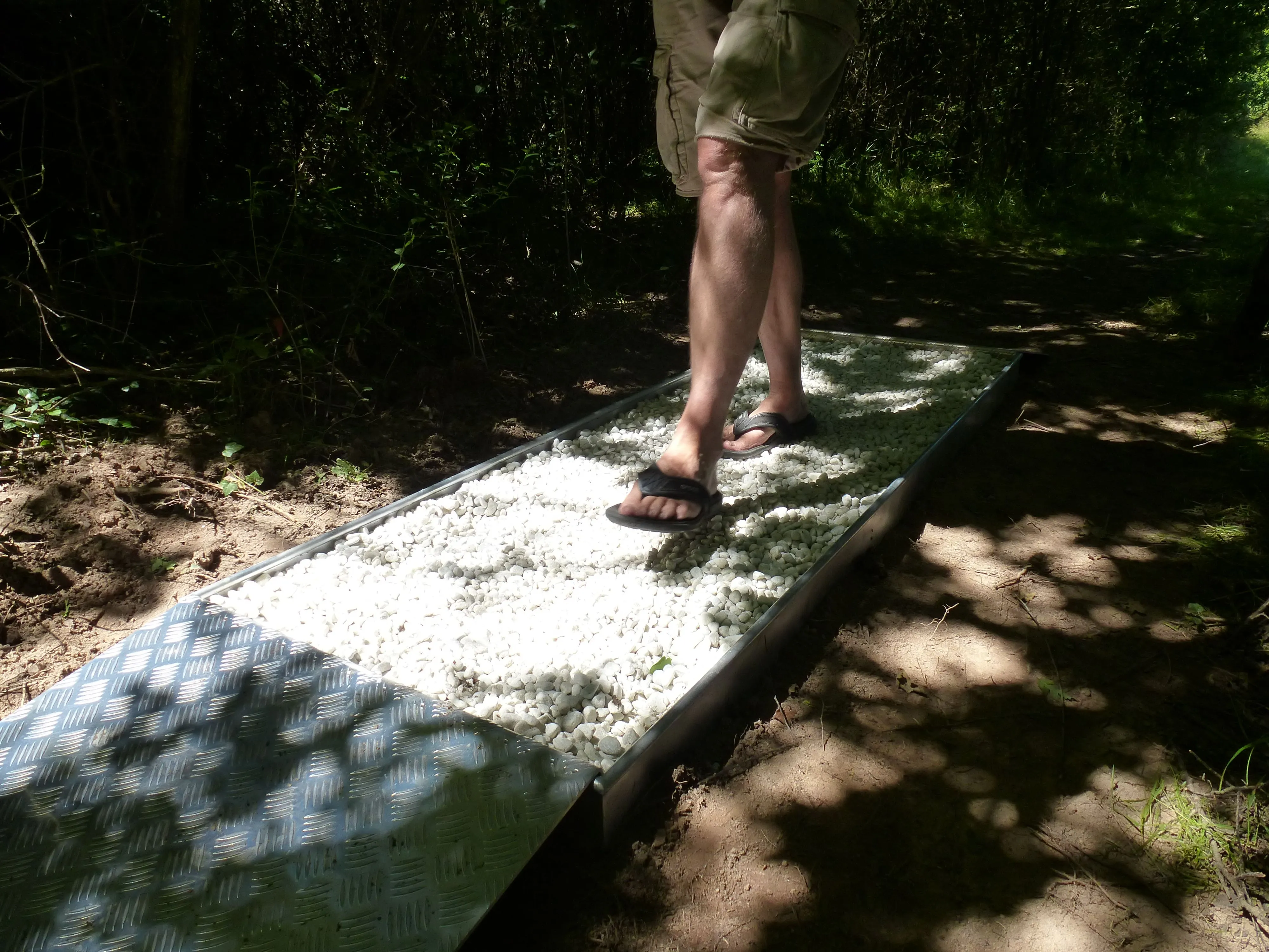 Grindbak op bospaadje (met wandelaar)