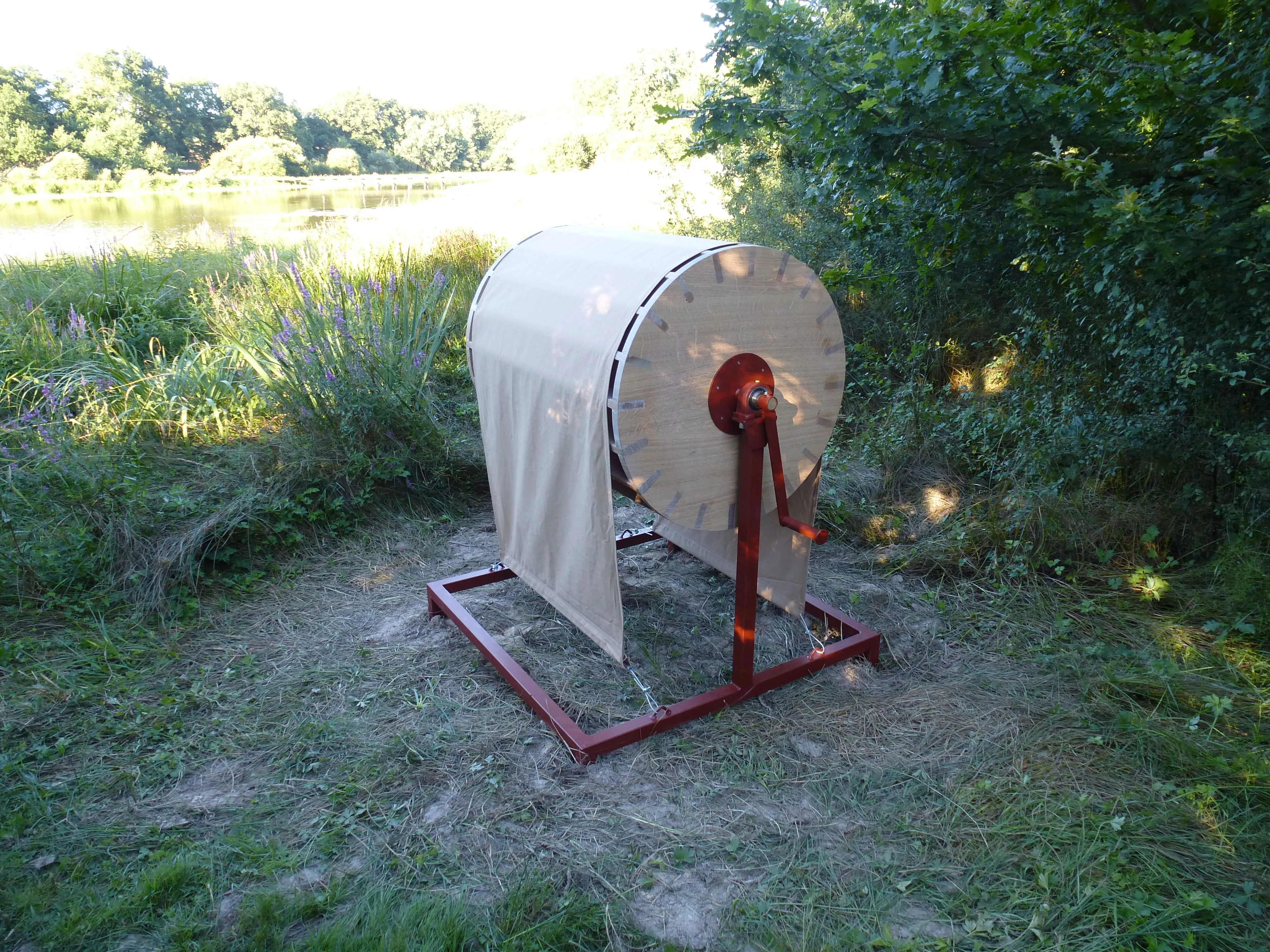 Windmachine bij meertje